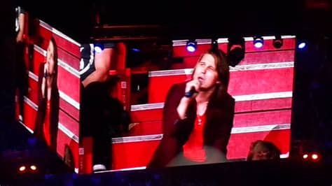 Vi pratade om att spela piano för finska krigsveteraner, varför man byter hockey mot band(y), att bada i torne älv, varför svenskan är så svår. Markus Krunegård sjunger vinjetten @ The Last Waltz med ...