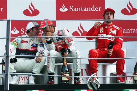 Sergio perez won a dramatic azerbaijan grand prix after max verstappen crashed out from the lead with just five laps remaining following a horror tyre failure at 200mph and lewis hamilton threw away. 'McLaren informeert naar Sergio Pérez' | Formule1.nl