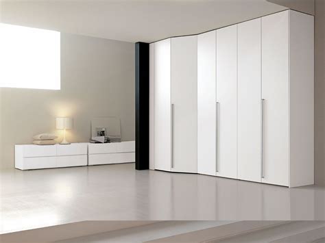 La cabina armadio permette grande libertà progettuale e di sfruttare in modo completo e ottimale lo spazio disponibile, ma ci sono dimensioni sotto le quali è meglio non scendere. cabina_spoliatoio_2_ante_ambientato_ | Kitchen cabinet ...