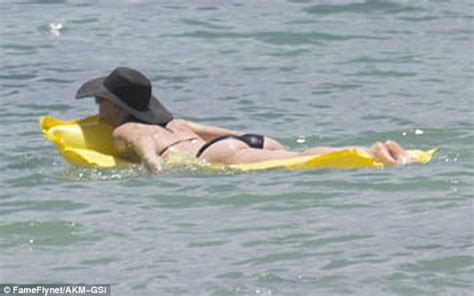 Jennie Garth In A Bikini During A Hawaiian Holiday With Her Fiance And