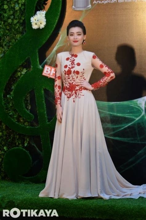 Gambar artis di karpet merah 2019. Gambar-Gambar Selebriti Di Karpet Merah Anugerah Bintang ...