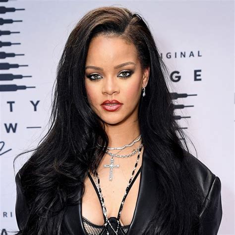 Rihanna S Complete Hair Transformation Rihanna Hairstyles And Hair Color