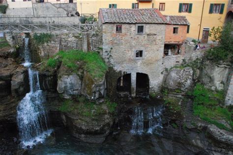'ǀoɾo t͡ʃu'ffenna) è un comune italiano di 5 872 abitanti della provincia di arezzo, che fa parte de i borghi più belli d'italia. Loro Ciuffenna Il fiume | Chille de la balanza
