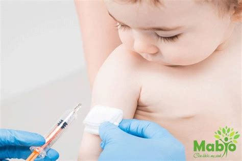 Sau đó, khi trẻ được 2 tháng tuổi, trẻ sẽ được tiêm vacxin phòng 6 loại bệnh (ho gà, bạch hầu, uốn ván, bại liệt, viêm gan b và các bệnh do haemophilus influenza týp b (hib) gây ra như viêm phổi, viêm màng não mủ). Lịch tiêm phòng vacxin cho trẻ sơ sinh đến 5 tuổi năm 2020