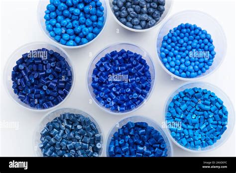 diferentes granulados de resina plástica azul para el proceso de moldeo por inyección en