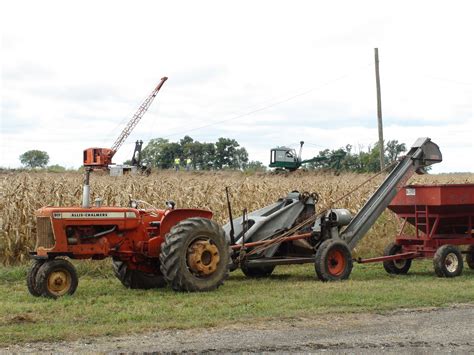 Allis Chalmers D 17 And New Idea 10 Corn Pickertypical Outfit Of