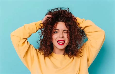 Jangan Pakai Styling Ini 5 Cara Merawat Rambut Keriting Agar Tetap