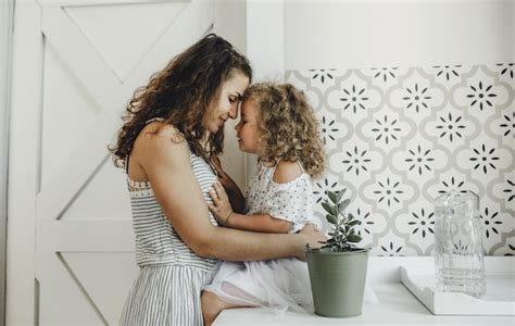 Un Gran Retrato De Una Joven Madre Y Su Pequeña Hija Con Cabello Rizado