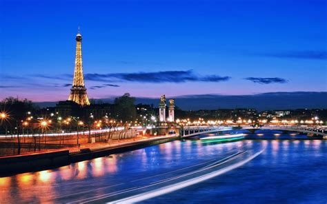 Il habitait alors à paris. Paris: Paris By Night