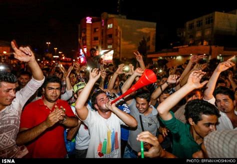 Gooya News Didaniha گزارش تصویری شادی مردم پس از بازی ایران و آرژانتین