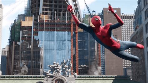 Filmin başrol oyuncusu won bin, mafya tarafından kaçırılan küçük kıza yardım etmek için, çekildiği köşesinden dışarı çıkar. Ten Details Missed In Spider-Man: Far From Home | Planet ...