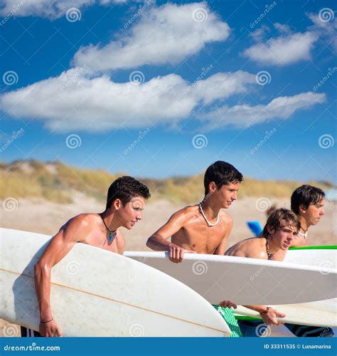 Garçons De L adolescence De Surfer Parlant Sur Le Rivage De Plage Image
