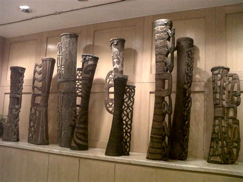 Di dunia ini ada beragam macam alat musik, bahkan ada selama ini, terdapat tiga jenis alat musik yang dapat dibedakan berdasarkan fungsinya, yakni alat musik ritmis, alat musik haromis, dan alat musik. ART OF PAPUA: BUDAYA PAPUA