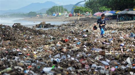 Sampah Plastik Berserakan Di Pantai Gadang