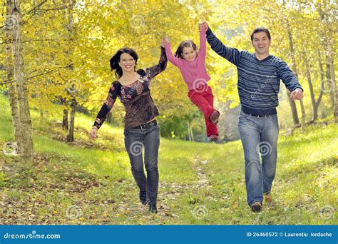 Familia Feliz Que Se Divierte Foto De Archivo Imagen De Grupo