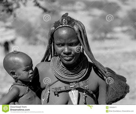 Stammes Dorf Und Leute Himba In Namibia Redaktionelles Foto Bild Von