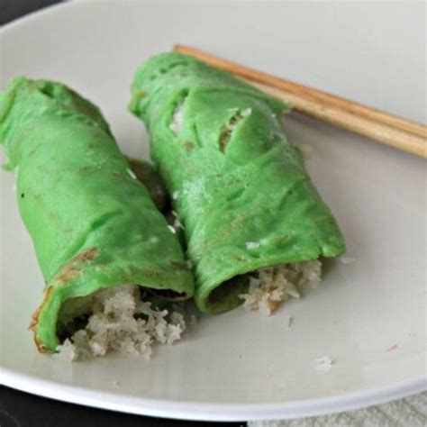 Namun, ketiganya mengaku tidak tahu persis bagaimana resep dadar gulung yang seharusnya. Indonesian Pancakes: Kue Dadar Gulung - Dragons and Fairy ...