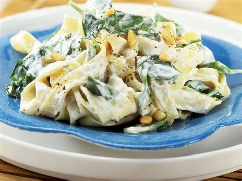 Bandnudeln mit Frischkäse Spinat und Pinienkernen Rezept