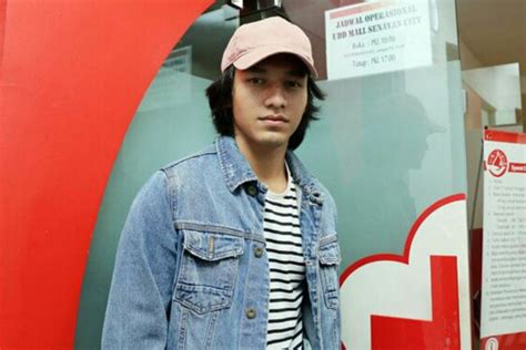 Foto Jefri Nichol Tak Malu Beli Jaket Bekas Demi Tampil Keren