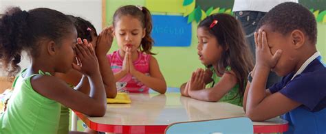 This simple method helps children to pray by assigning different groups to each of their fingers. Bible reflection: keep praying - Pray with us - Compassion UK