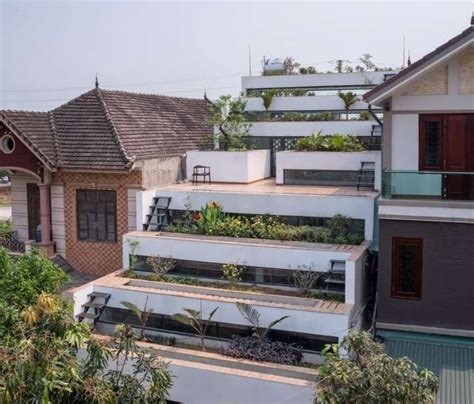 Las casas pequeñas pueden romper en algunos casos con las líneas rectas. Cómo es la casa que tiene una fachada con nueve terrazas escalonadas | Diseño exterior de casa ...