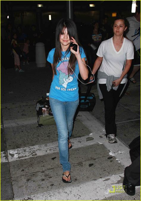 Selena Gomez Just Jets Photo 1306461 Photos Just Jared Celebrity News And Gossip