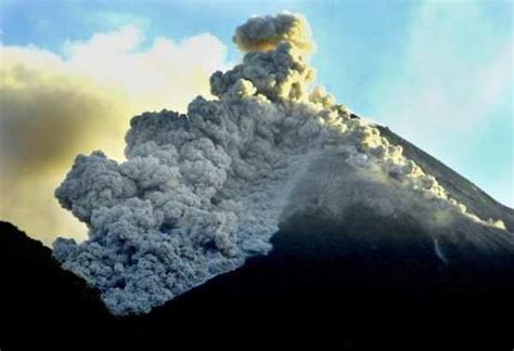 Indonesias Mount Marapi Erupts Ejects 350 M Ash Cloud Clouds Mount