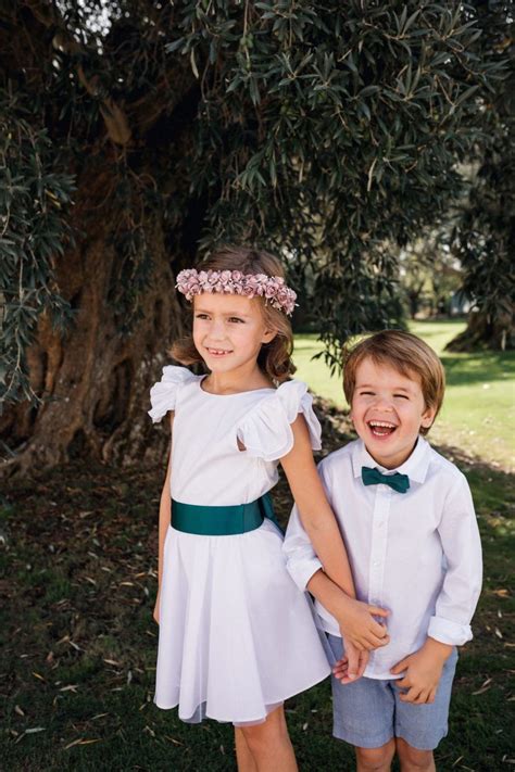 Une fille d'honneur au visage attaché vous inspirera forcément moins qu'une autre toute souriante, si elles ont de belles tenues lors du. Tenue de cérémonie enfants d'honneurs. Ceinture cortège ...
