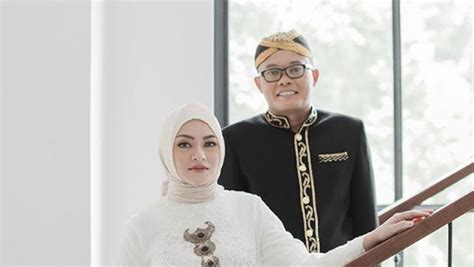 Download lagu, lirik lagu, dan video klip terbaru. Lirik Satu di Hati - Sule dan Nathalie