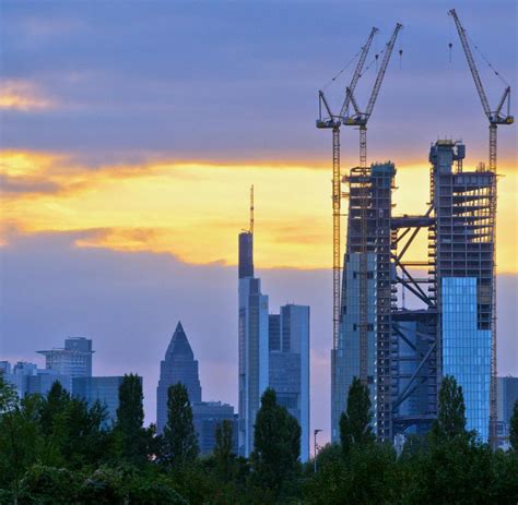 Der wert eines goldbarrens bemisst sich am gewicht und am entsprechend hat ein goldbarren im professionellen edelmetallhandel jeden tag einen anderen in deutschland gibt es viele kleine und größere händler und banken, die ihnen den ankauf ihres. Richtfest: EZB-Neubau kostet mehr als eine Milliarde Euro ...