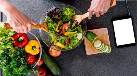 Berikut cara membuat salad sayur untuk diet tanpa mayonaise. Resep Salad Sayur Saus Mayonnaise Homemade, Menu Sehat ...
