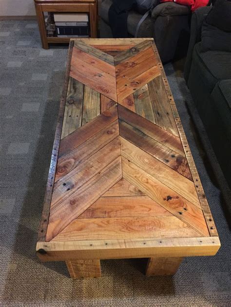 You eat there, watch tv, put your feet up, and entertain around it. Pin auf Pallet projects