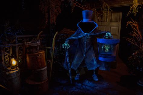 Behind The Scenes Hatbox Ghost Reappears In Haunted Mansion At