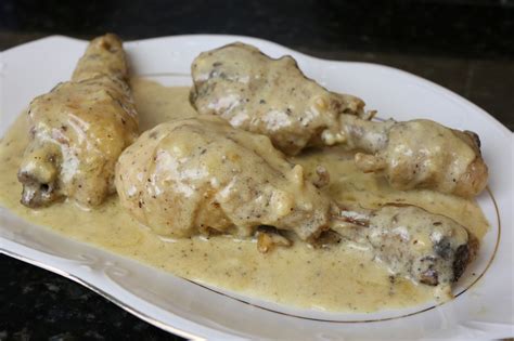 Los muslos de pollo pueden ser cocinados de formas diferentes, como frito, hervido y horneado. Cocina andaluza: Muslos de pollo en salsa de queso