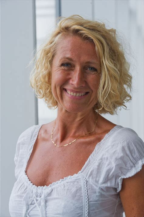 She is an actress, known for raf & ronny ii (1999), binnen zonder bellen (1996) and raf & ronny iii (2001). Anne De Baetzelier terug in 'Tien Om Te Zien'? "Dan wel in ...