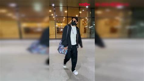 Ranveer Singh Silently Interacts With Paparazzi