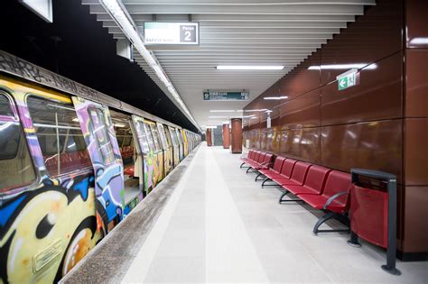 Demolarea chioscurilor de la metrou a fost reclamata, joi seara, la 112. Fotografii cu noile stații de metrou din București ca să ...