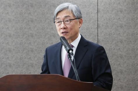 대전지방법원장과 서울가정법원장, 서울고등법원 부장판사를 지냈다. 입양은 물건 고르는 것 아냐…아들 둘 입양 최재형 재조명 | 한경 ...