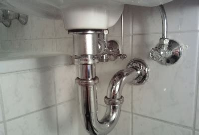 Um ihre waschmaschine korrekt anzuschließen, brauchen sie eine steckdose, einen wasserhahn und. Wasserablauf für eine Waschmaschine beim Waschbecken- was ...
