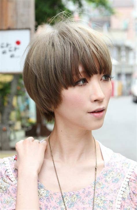 Modern short hairstyles finish of an edgy haircut with feminine softness. Beautiful Bowl-Cut with Retro Fringe - Short Japanese ...