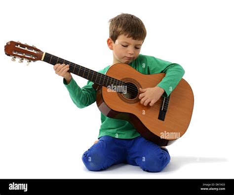 Chico Tocando La Guitarra Imágenes Recortadas De Stock Alamy