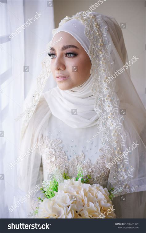 13758 Hijab Bride Stock Photos Images And Photography Shutterstock