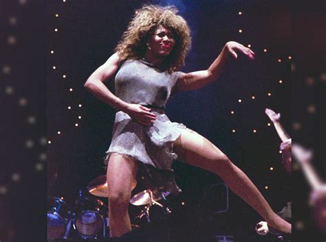A Look Back At Tina Turner S Iconic Fashion Moments