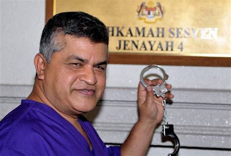 Mereka yang ingin membuat semakan status senarai hitam 'blacklist' imigresen atau semakan status kawalan imigresen untuk perjalanan ke luar negara boleh membuat semakan secara online. Larangan ke luar negara: Zunar dapat kebenaran cabar ...