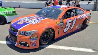 Yes, nascar teams have large numbers of people, too, but nowhere near the personnel an f1 team has. NASCAR team unveils 2 college football themed cars ...