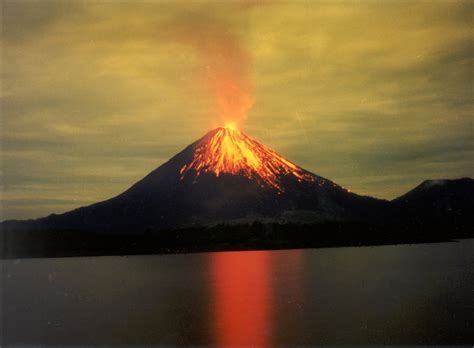 بركان ارينال أحد البراكين النشطة في كوستاريكا المرسال