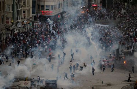 Protesters And Police Renew Clashes After Taksim Square Raid The