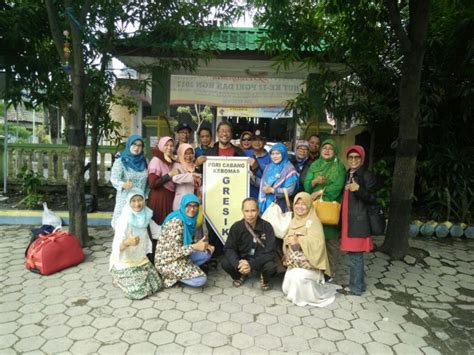 Tahun ini akan kita terbitkan sk wali kota bagi guru honorer, kata wali kota danny saat silaturahmi bersama 1.800 guru honorer di dp hall. PGRI Gresik Perjuangkan Nasib Guru Honorer duta.co