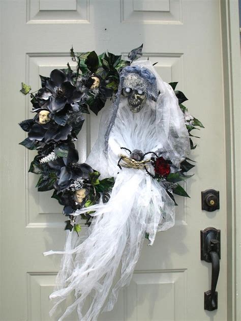 15 Really Spooky Halloween Wreath Designs To Adorn Your Front Door More