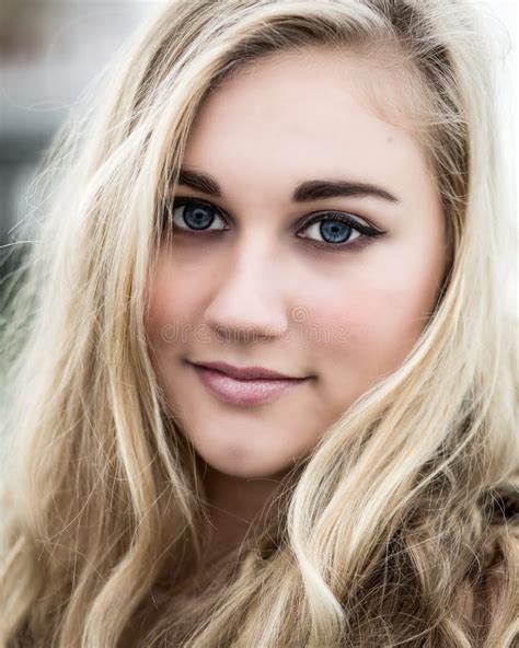 Belle Adolescente Blonde Avec Des Yeux Bleus Photo Stock Image Du Type Enroulements 47467806